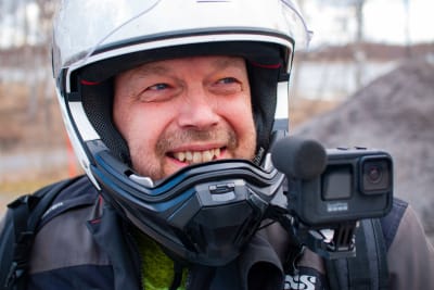 En man med motorcykelhjälm, en kamera är monterad på hjälmen