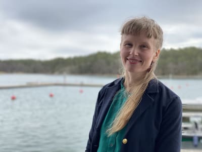 En ung kvinna med havet i bakgrunden.
