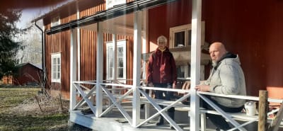 Man och kvinna på terrass.