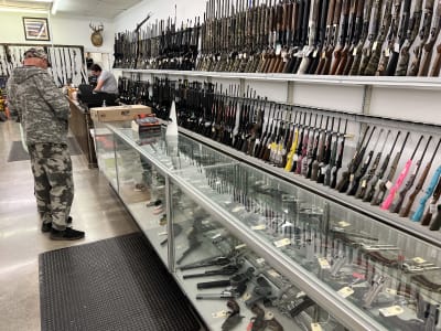 En bild på en vapenbutik.