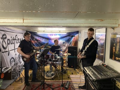 Bandet Spitfires övar i sitt garage.