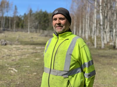 En man i en skog.