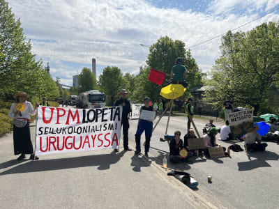 Elokapinas protesterar på en väg som leder till UPM:s fabrik. 