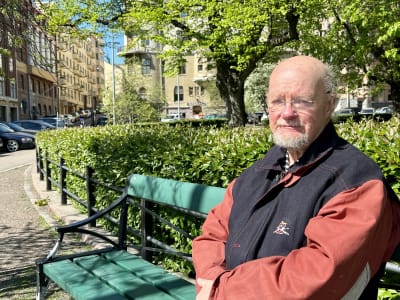 De Grönas veteranpolitiker Osmo Soininvaara på parkbänk i Helsingfors. 