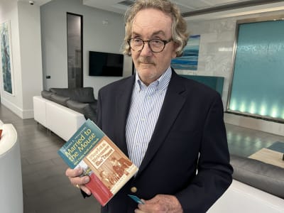 Professor Foglesong  som håller i en bok