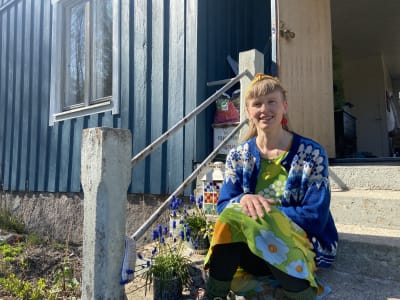 ElinMaria Sydänvirta utanför sitt hem i Korpo.