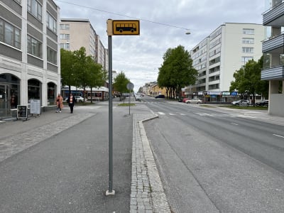 Hietasaarenkatu Vaasassa kesällä 2023. Kaksi ihmistä kävelee katua pitkin.