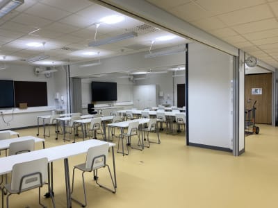 Ett klassrum i en nybyggt skolhus.