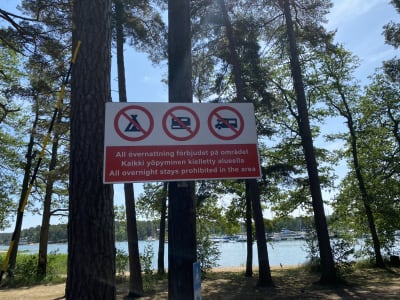 En skylt som visar camping förbjuden.