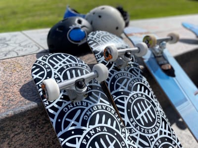 Skateboards lutar mot en sten.