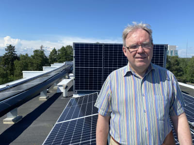 Ulf Sjögren på tak med solpaneler i bakgrunden