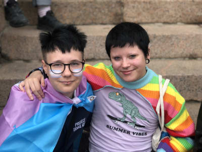 Lukas Karjalainen (till vänster) och Nikolas Söderholm på Helsingfors Pride 2023. 