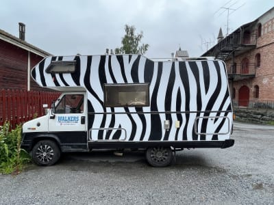 En husbil med zebramönster på sidorna