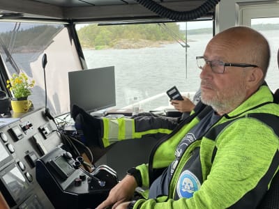 En man som kör ett servicefartyg.