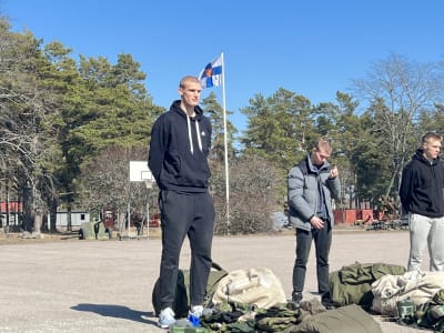 Lauri Markanen utför sin militärtjänstgöring.