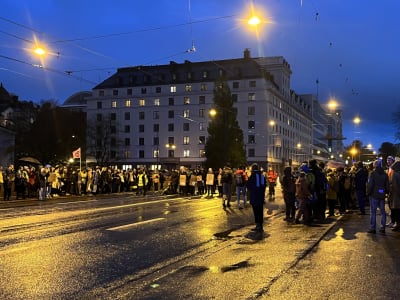 Elokapinas demonstranter blockerar vägen på Långa bron 14.10.2022.