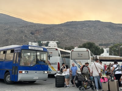 Turisteja evakuoitiin Kreikan Rodoksen saarelta riehuvien metsäpalojen tieltä 22. heinäkuuta.