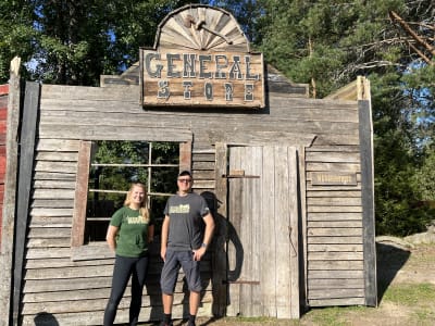 Två personer står framför en general store