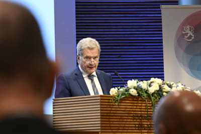 President Sauli Niinistö talar inför ambassadörer. 
