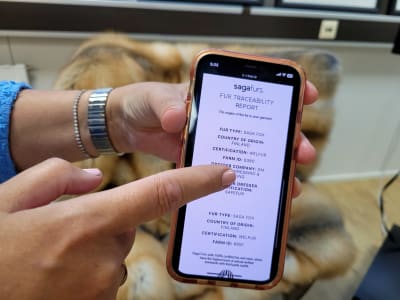En telefon där skärmen visar en "Fur traceability report".