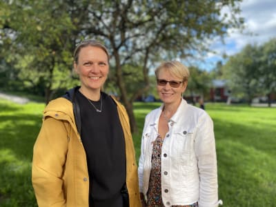 Två kvinnor i en trädgård.