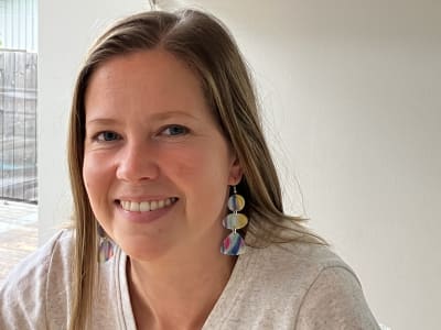 leende kvinna med långt mellanblont hår
