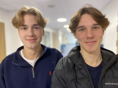 Två killar i gymnasieåldern.