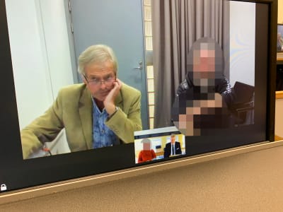 En förhörssituation över videolänk med fyra olika personer på en skärm. Två av personerna har anonymiserats genom pixelering.