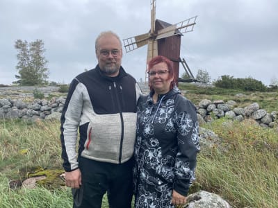 Ett par framför en väderkvarn.