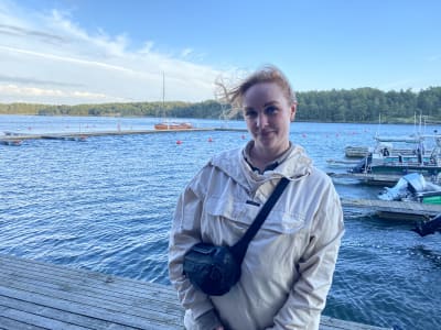 En ung kvinna på en gätshamnsbrygga.