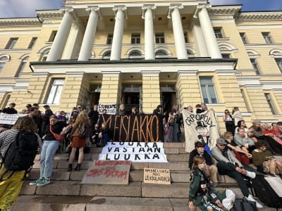 Studerande demonstrerar vid Helsingfors universitets huvudbyggnad den 28 september 2023.
