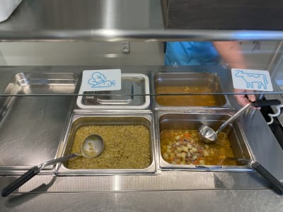 Bild på ärtsoppa och köttsoppa i ett skolkök.