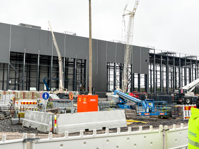 Bygget av en stor fabrik.
