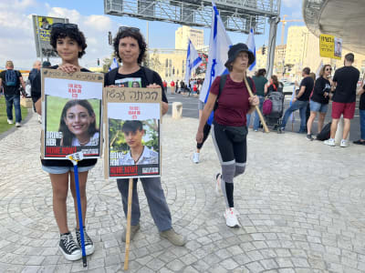 Äiti ja tytär osoittivat mieltään panttivankien vapauttamisen puolesta Israelissa