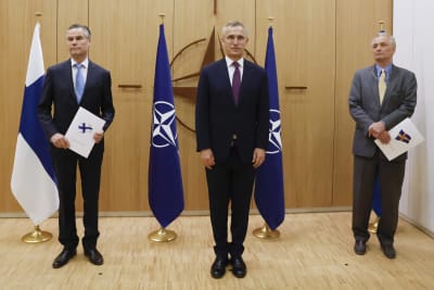 Den finska Natoambassadören Klaus Korhonen, Natos generalsekreterare Jens Stoltenberg och Sveriges Natoambassadör Axel Wernhoff. 