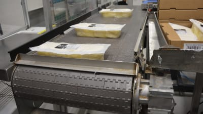 Färdiga tofupaket på tofufabriken Jalotofu i Ekenäs.