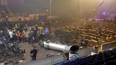 Ett ventilationsrör har fallit ner i ishallen i Vasa.