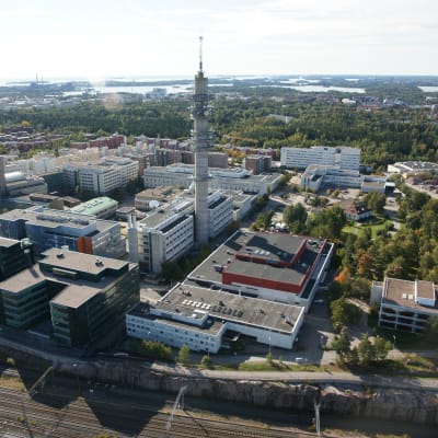 Helsinki, Ilmala ja Länsi-Pasila. Yleisradio, Pasilan Radio- ja tv-keskus, linkkitorni ja Studiotalo. Ilmakuva.