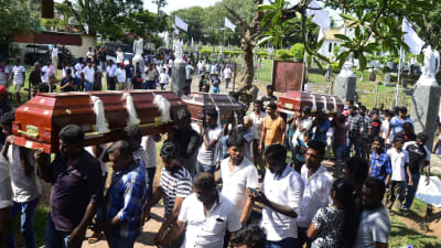 Anhöriga bär kistor med offer från söndagens terrordåd i Sri Lanka