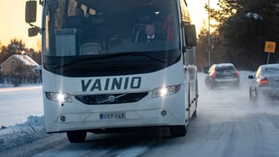 Buss på snöig väg.
