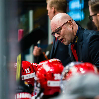 Risto Dufva ger spelare instruktioner i båset under en match. 