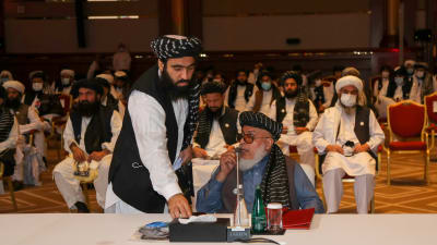  Abbas Stanikzai (sittande vid bordet i förgrunden) är de afghanska talibanernas politiska ledare och deltar här i öppningssessionen i Doha, Qatar på lördagen. Talibanernas hela delegation i bakgrunden. 