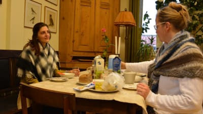 Lucy Breniaux och Lotten Eklund äter morgonmål.