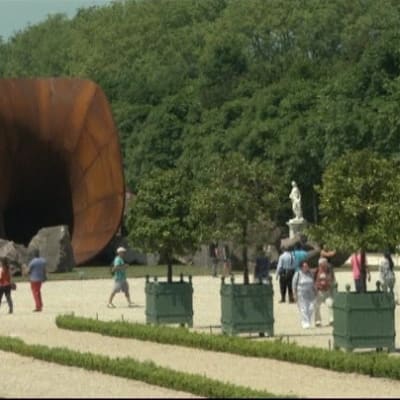 jättevagina väcker anstöt i Versailles