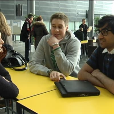 Pamela Manninen, Thomas Nylund och Sid Prasad i Arcadas café