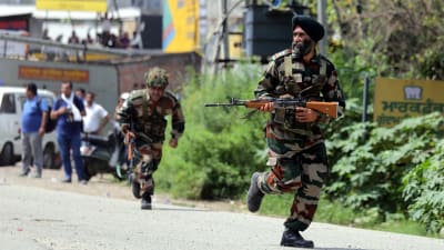 Indiska säkerhetsstyrkor under en väpnad attack i indiska Punjab.