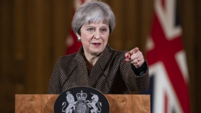 Storbritanniens premiärminister Theresa May håller presskonferens i London angående attacken i Syrien. 