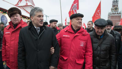 Pavel Grudinin och Gennadij Ziuganov på Röda torget i Moskva