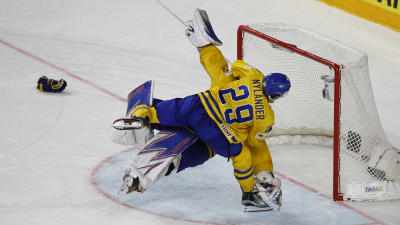 William Nylander hoppar på Henrik Lundqvist.