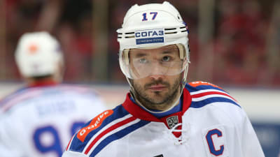 Ishockeyspelare med kaptensmärke på bröstet.
